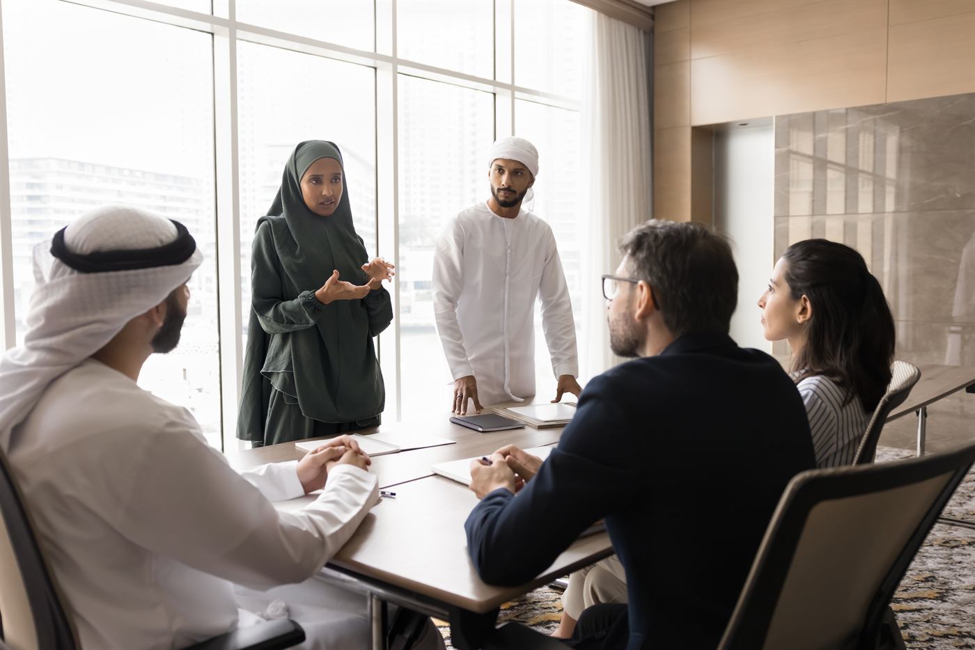 اجتماع تنفيذي في قاعة اجتماعات حديثة